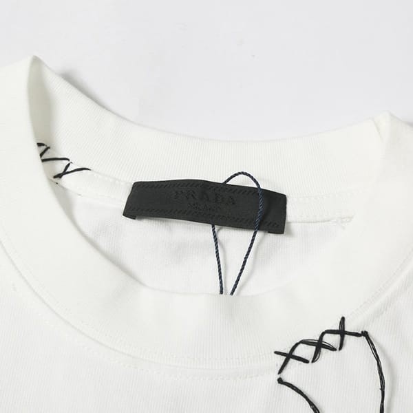 ★追跡付き発送で安心プラダ ロゴ コットン Tシャツ 半袖 スーパーコピー puh37671